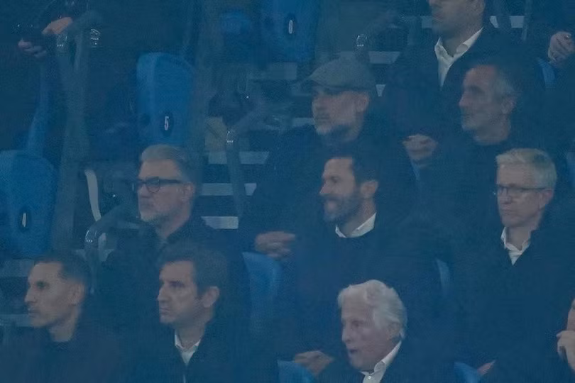 Guardiola (giữa, phía trên) dự khán trận Man City thua PSG 2-4 ở vòng phân hạng Champions League trên sân Etihad, Manchester, Anh, ngày 14/10/2026. Ảnh: AP