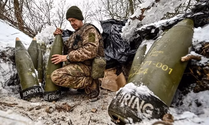 Một quân nhân Ukraine đang chuẩn bị đạn pháo gần tiền tuyến ở Zaporizhzhia hồi tháng 1/2024. Ảnh: Reuters