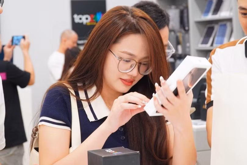 Chị Hạnh lựa chọn chiếc iPhone 16 Pro Max vì màn hình to hơn so với thế hệ trước (Ảnh: Khánh Vi).