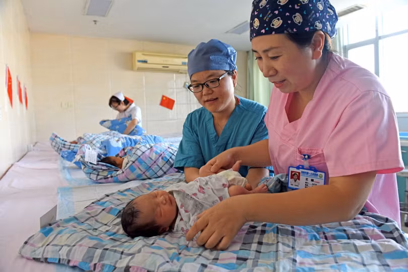 Trung Quốc khuyến khích nhiều người trẻ "sinh con vì lòng hiếu thảo và trung thành với đất nước" và ban hành nhiều chính sách hỗ trợ sinh con trong những năm gần đây. Ảnh: Reuters.