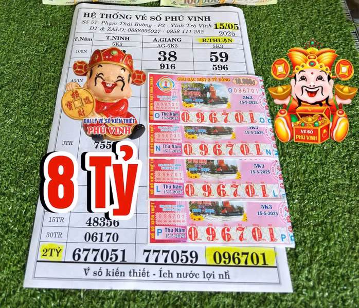 Đại lý vé số Phú Vinh đổi 4 tờ trúng độc đắc vào ngày 15-5 của Công ty TNHH XSKT Bình Thuận cho khách