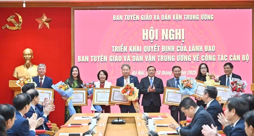 Ông Lại Xuân Môn - Phó Trưởng Ban Thường trực Ban Tuyên giáo và Dân vận Trung ương - tặng hoa và trao bằng khen của Ban Tuyên giáo và Dân vận Trung ương cho các cán bộ nghỉ hưu trước tuổi. Ảnh: T.Vương