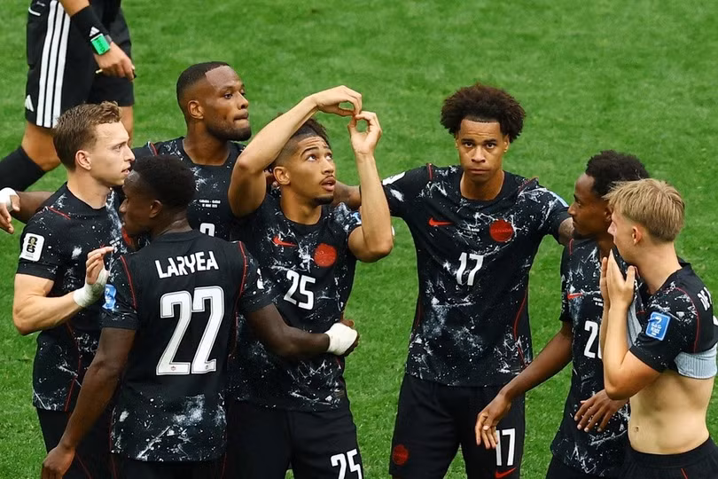 Jonathan David tỏa sáng rực rỡ với cú hat-trick, góp phần nhấn chìm Qatar trong trận thua nặng nề nhất từ đầu World Cup 2026.