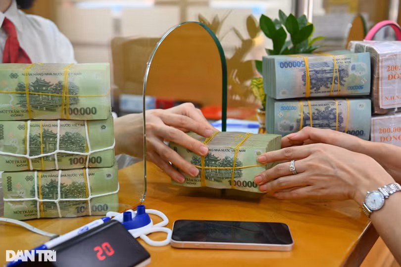 Thu nhập nhân viên một ngân hàng quốc doanh hàng chục triệu đồng (Ảnh: Tiến Tuấn).