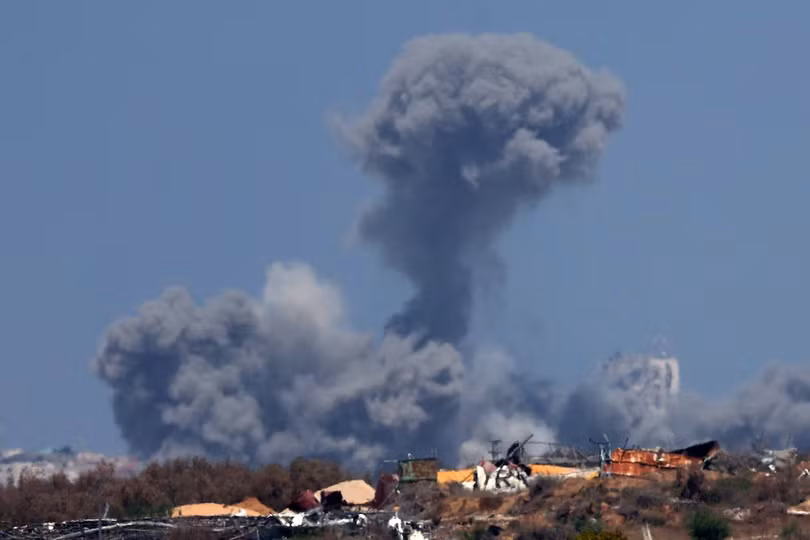 Khói bốc lên từ một vụ nổ ở Gaza, ngày 9 tháng 9 năm 2024. Ảnh: REUTERS/Florion Goga