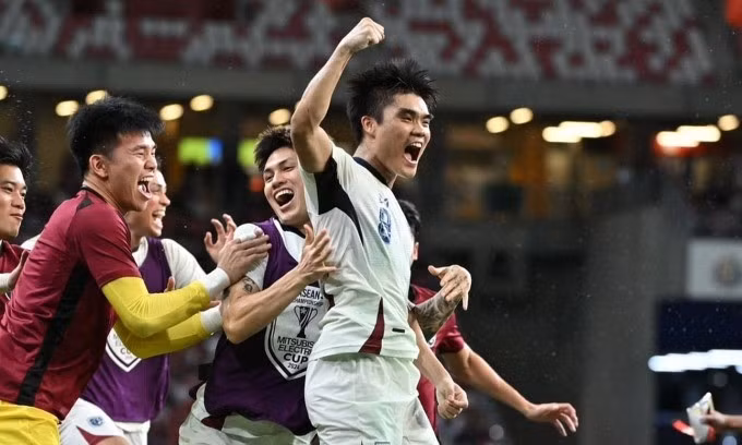 Tiền vệ Peeradon Chamratsamee (số 8) mừng bàn nâng tỷ số lên 3-2 cho Thái Lan, trước Singapore trên sân Quốc gia ở Kallang, Singapore, tối 17/12/2024. Ảnh: FAT