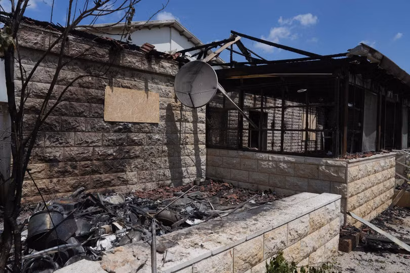 Một ngôi nhà tại Kiryat Shmona, miền Bắc Israel bị hư hại sau khi trúng tên lửa của phong trào Hezbollah ở Liban ngày 24/8/2024. Ảnh: THX/TTXVN