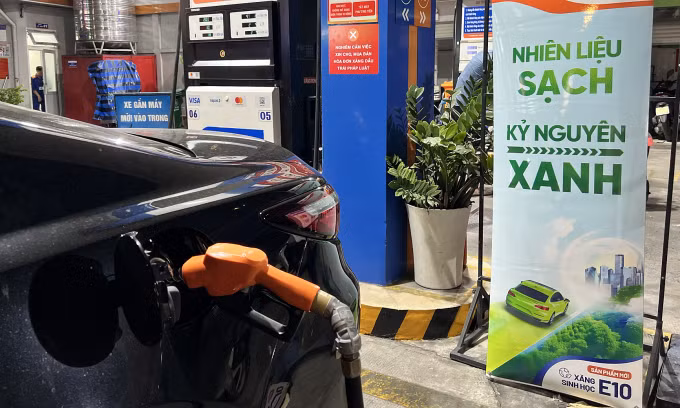 Xe đổ xăng E10 tại một trạm xăng ở TP HCM. Ảnh: Hồ Tân
