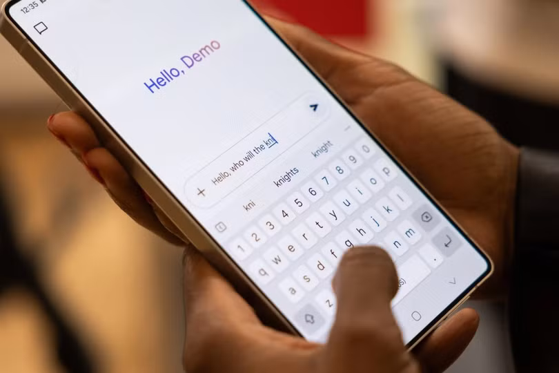 Smartphone Samsung sử dụng chatbot Gemini cho một số tính năng AI. Ảnh: Bloomberg.