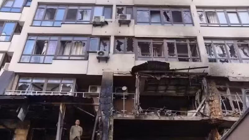 Một tòa nhà bị hư hỏng tại quận Shevchenkivskyi ở thủ đô Kiev, Ukraine, ngày 21/7/2025. (Ảnh: THX/TTXVN)