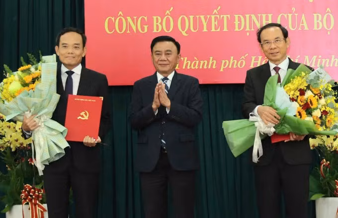 Thường trực Ban Bí thư Trần Cẩm Tú trao quyết định của Bộ Chính trị cho ông Trần Lưu Quang (trái) và ông Nguyễn Văn Nên (phải), sáng 25/8. Ảnh: Đình Văn