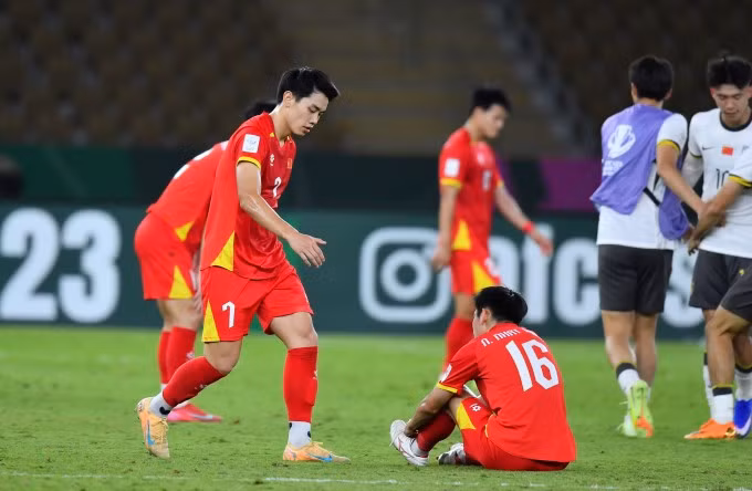 Cầu thủ Việt Nam (áo đỏ) thất vọng sau khi thua Trung Quốc 0-3 ở bán kết VCK U23 châu Á 2026, trên sân Prince Abdullah Al Faisal ở Jeddah, Arab Saudi ngày 20/1/2026. Ảnh: AFC