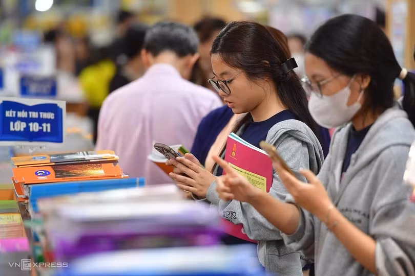 Phụ huynh, học sinh tại Nhà sách và Thiết bị Trường học Nguyễn Tri Phương, TP HCM, chiều 19/8. Ảnh: Thanh Tùng