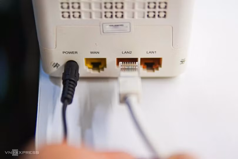 Cáp Ethernet và cổng LAN của modem/router Wi-Fi kết nối Internet. Ảnh: Lưu Quý