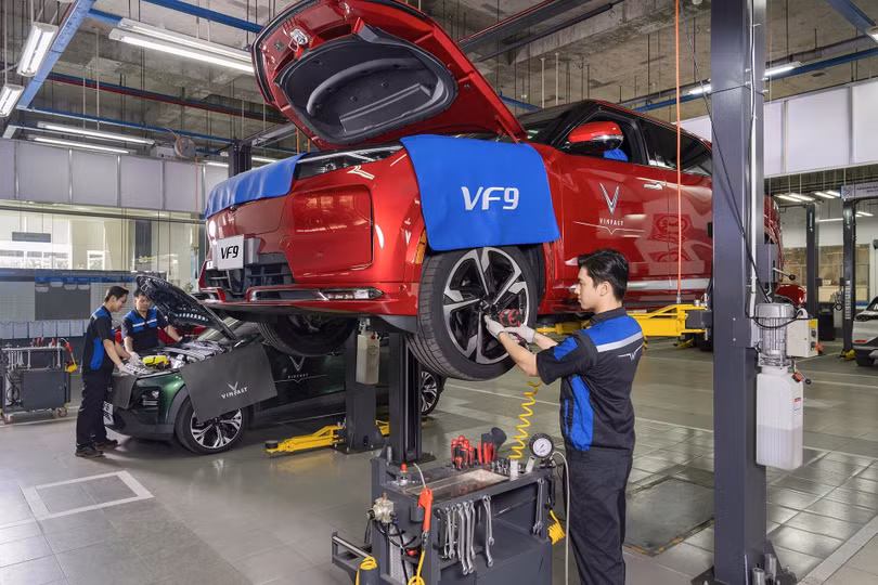 Các học viên sẽ được VinFast đài thọ 100% học phí, trả lương trong quá trình học việc, cung cấp chỗ ở và hỗ trợ sinh hoạt phí trong thời gian đào tạo, đồng thời hỗ trợ sắp xếp việc làm phù hợp.