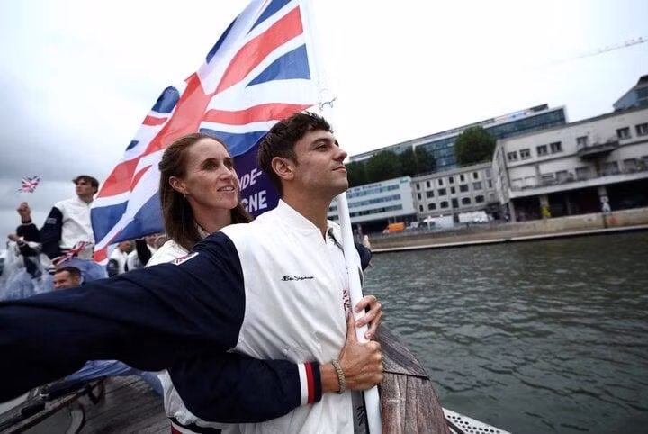 Helen Glover và Tom Daley - 2 vận động viên cầm cờ của đoàn thể thao Vương quốc Anh tái hiện hình ảnh của tác phẩm Titanic.