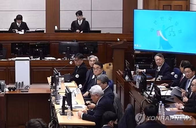 Phiên tòa xét xử ông Yoon Suk-yeol (hàng sau, thứ tư từ phải sang) ngày 13/1. Ảnh: Yonhap