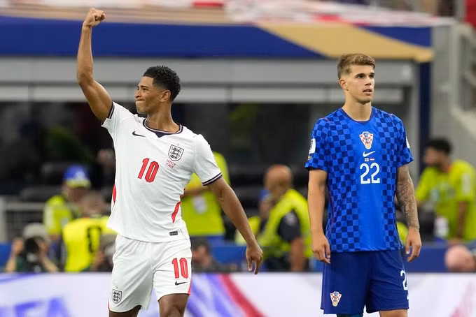 Tiền vệ Jude Bellingham (số 10) mừng bàn nâng tỷ số lên 3-2 cho tuyển Anh trong trận gặp Croatia ở bảng L World Cup 2026 trên sân Arlington, bang Texas, gần thành phố Dallas, ngày 17/6/2026. Ảnh: AP
