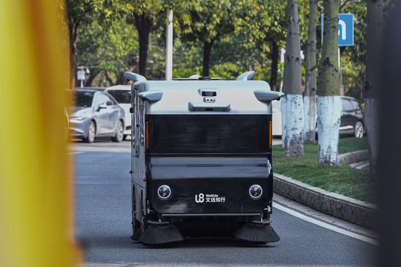 Những mẫu Robosweeper S1 – xe vệ sinh tự hành cấp độ L4 đầu tiên trên thế giới có thể hoạt động trên mọi cung đường với tầm quan sát 360 độ cùng nhiều radar cảm biến được gắn quanh xe giúp xe vận hành an toàn và thân thiện với con người. Mỗi xe có khả năng làm sạch hơn 120.000 m2 chỉ sau một lần sạc.