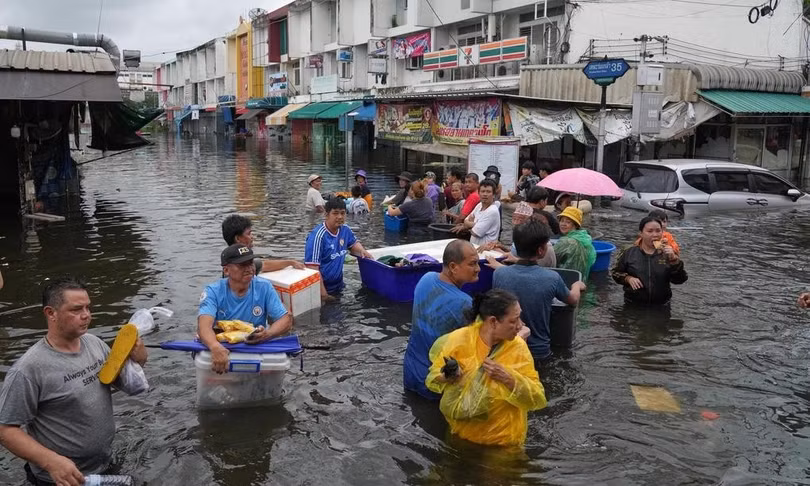 Người dân lội qua các con phố ngập lụt sau trận mưa lớn tại Bangkok, Thái Lan, ngày 28/9. Ảnh: AP