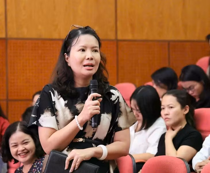 Bà Vũ Nữ Anh, Phó Vụ trưởng Vụ BHYT (Bộ Y tế) trả lời báo chí. Ảnh: Trần Minh