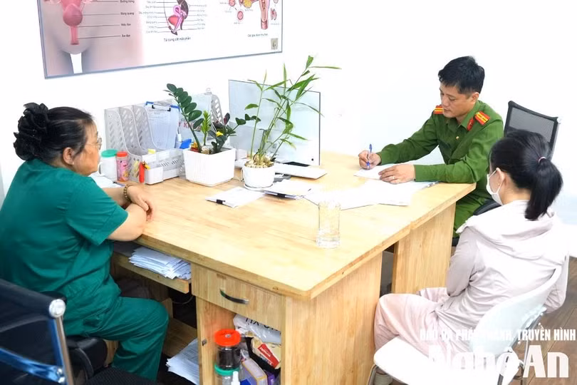 Cơ quan công an làm việc với những người liên quan. Ảnh: Trọng Tuấn