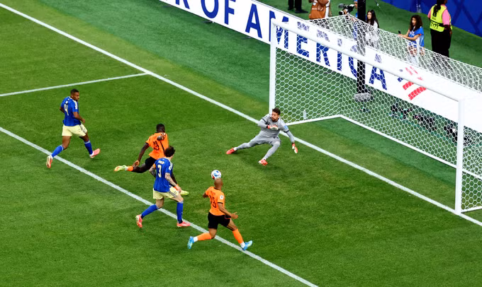 Brian Brobbey đệm bóng mở tỷ số trong trận Hà Lan thắng Thụy Điển 5-1 ở lượt hai bảng F World Cup 2026 trên sân NRG, Houston, Texas, Mỹ ngày 20/6/2026. Ảnh: Reuters