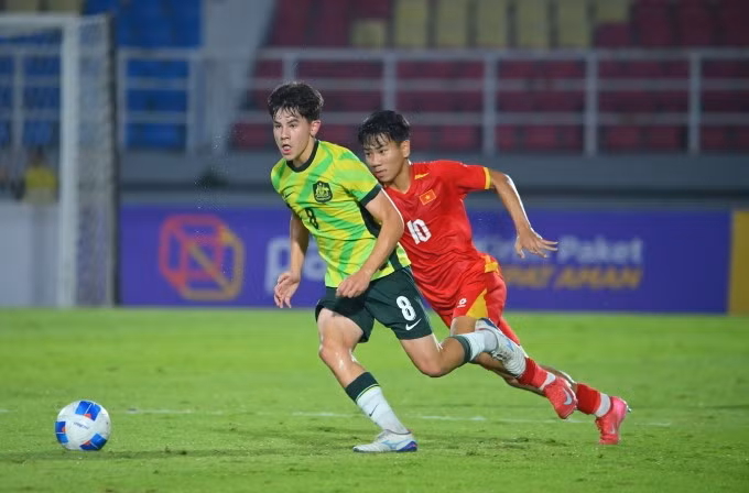 Tiền vệ Việt Nam Chu Ngọc Nguyễn Lực (áo đỏ) thi đấu trong trận thắng Australia 2-1 tại bán kết U17 Đông Nam Á 2026, trên sân Gelora Delta ở Indonesia ngày 22/4/2026. Ảnh: Đoàn Huynh