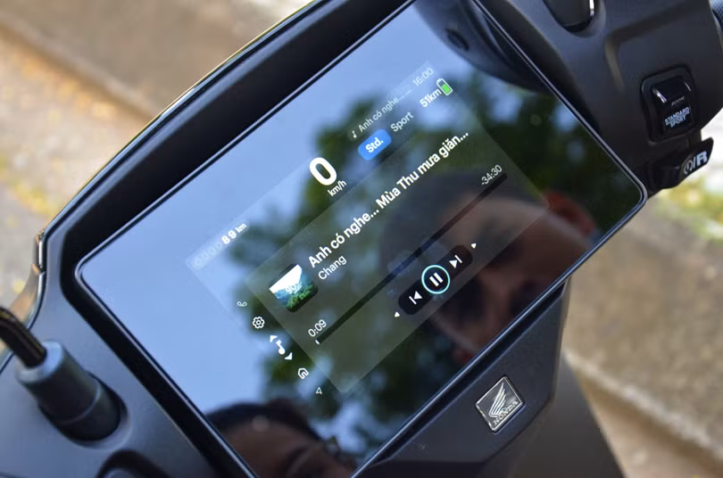 Thông qua kết nối Bluetooth với thiết bị di động, tôi có thể điều chỉnh phát nhạc ngay trên Honda CUV e:. Màn hình TFT của xe cũng hiển thị bản đồ, chỉ khả dụng khi người dùng kết nối xe với thiết bị di động thông qua ứng dụng Roadsync Duo.