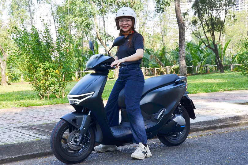 Chiều cao yên của chiếc xe máy điện ở mức 765 mm, cho phép tôi chống chân thoải mái và dễ dàng điều khiển.