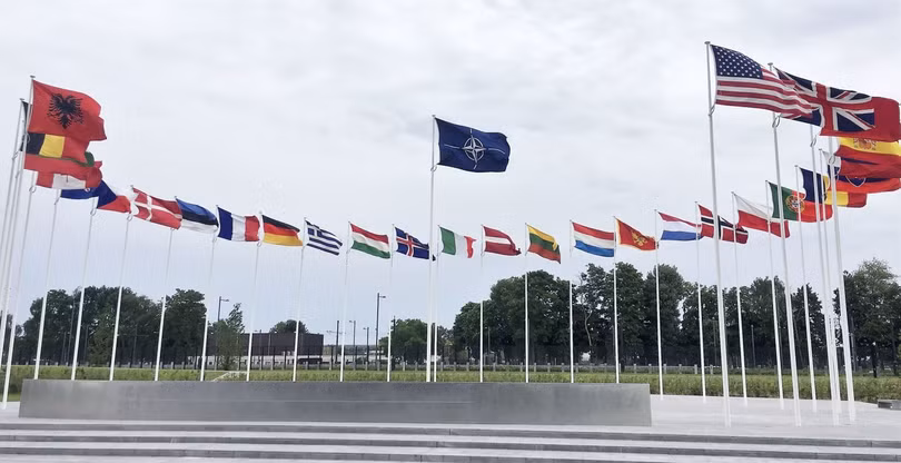 Quốc kỳ các nước thành viên NATO tại trụ sở NATO ở Brussels, Bỉ. Ảnh: Kyodo/TTXVN