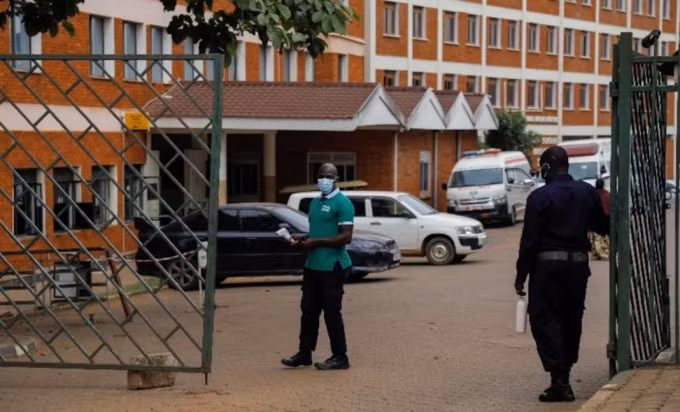 Nhân viên an ninh đứng gác tại cổng Bệnh viện Hồi giáo Kibuli ở ngoại ô thủ đô Kampala, Uganda, ngày 16/5, sau khi một người đàn ông Congo tử vong do nhiễm virus Ebola Bundibugyo. Ảnh: Reuters