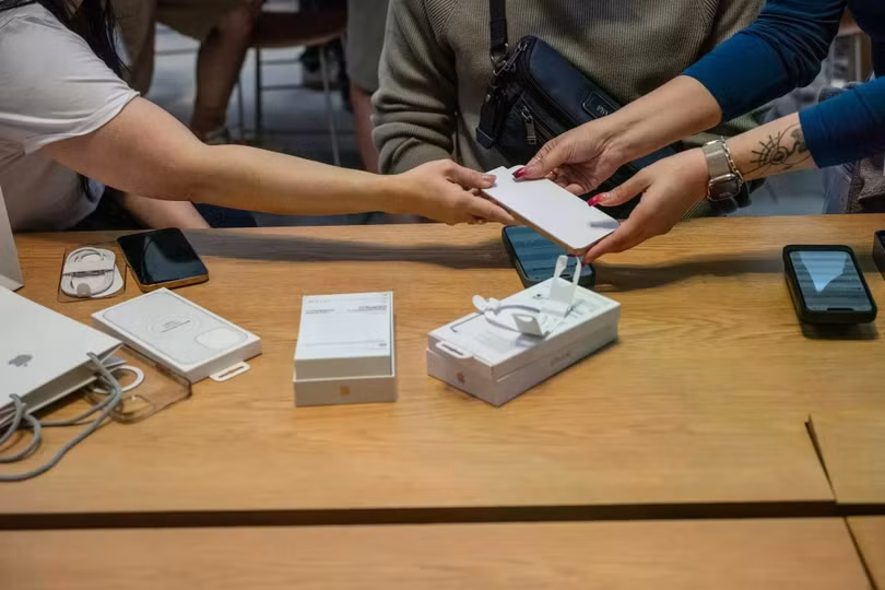 Người dùng mua iPhone tại cửa hàng Apple. Ảnh: Bloomberg.