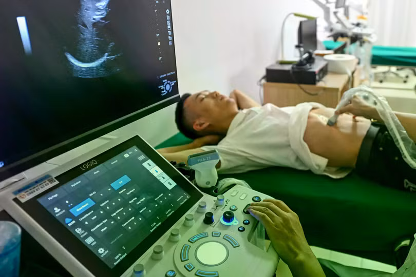 Từ ngày 1/7/2027, mức đóng BHYT của nhiều nhóm dự kiến tăng lên 5,1% tiền lương tháng. Ảnh: Việt Linh.