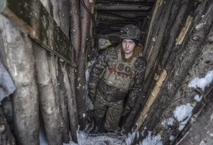 Quân nhân Ukraine bên trong một hầm trú ẩn gần thành phố Bakhmut, vùng Donetsk, hồi tháng 1/2024. Ảnh: Reuters