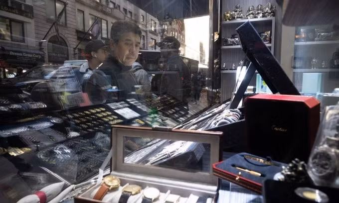Bên trong cửa hàng Bullion Exchanges ở phố Kim cương, khu Midtown Manhattan, New York. Ảnh: WSJ