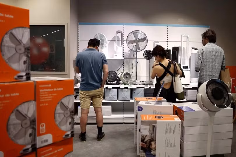 Nhiều người châu Âu phải tìm mua điều hòa khi trời nắng nóng kỷ lục. Ảnh: Reuters.