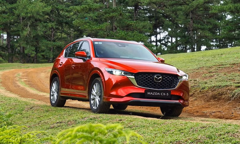 Doanh số 1.416 xe giúp Mazda CX-5 trở thành ôtô bán chạy thứ tư thị trường Việt, vượt qua các đối thủ "sừng sỏ" như Ford Ranger hay Mitsubishi Xpander. Mẫu SUV cỡ C của Mazda vẫn chứng tỏ sức bán quá áp đảo trước các đối thủ cùng phân khúc. Hiện, Mazda CX-5 có 7 phiên bản tại Việt Nam, giá bán từ 749 triệu đến 979 triệu đồng. Ảnh: Thaco.