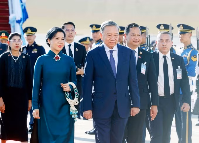 Tổng Bí thư, Chủ tịch nước Tô Lâm và phu nhân đến sân bay quốc tế Don Mueang, Bangkok, chiều 27/5. Ảnh: TTXVN