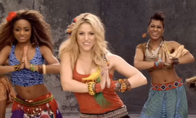Shakira trong MV Waka Waka, bài hát chính thức World Cup 2010 ở Nam Phi. Ảnh: chụp màn hình