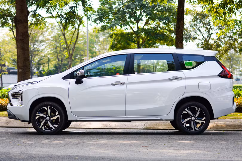 Doanh số của "cựu vương" Mitsubishi Xpander sa sút bất ngờ ở kỳ báo cáo tháng 4 khi chỉ ghi nhận 972 xe bàn giao đến tay khách Việt. Trước đó vào tháng 3, Mitsubishi Xpander vẫn có một vị trí khá cao trong danh sách bán chạy nhờ doanh số 2.530 xe. Mitsubishi Xpander hiện có 4 phiên bản, giá từ 560 triệu đến 698 triệu đồng. Ảnh: Vĩnh Phúc.
