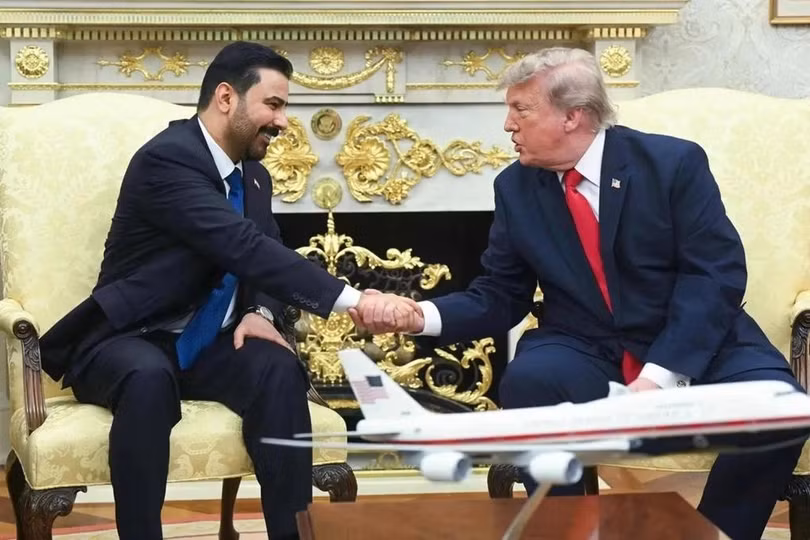 Tổng thống Mỹ Donald Trump bắt tay Thủ tướng Iraq Ali al-Zaidi tại Nhà Trắng ngày 14/7. Ảnh: AFP