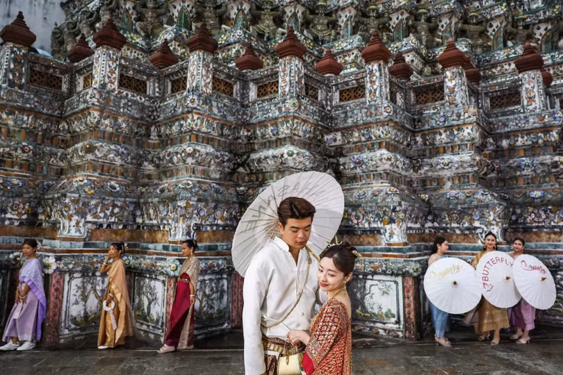 Du khách tham quan chùa Wat Arun, phố đi bộ Pattaya, trải nghiệm lễ hội khỉ tại Thái Lan. Ảnh: Reuters, Bangkok Post.