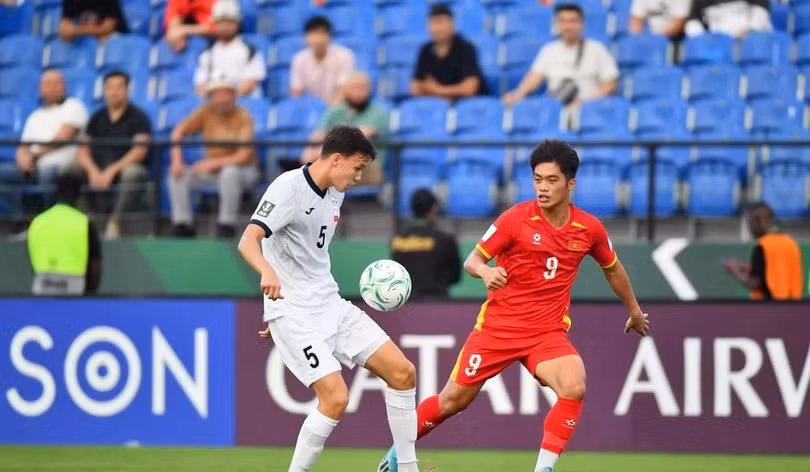 HLV Kim Sang Sik sẽ giữ đội hình mạnh nhất đấu U23 Saudi Arabia, Quốc Việt (9) ít có cơ hội đác chính.Ảnh: AFC