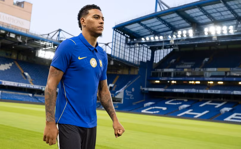 Tân binh Morgan Rogers của Chelsea bước đi trên thảm cỏ sân Stamford Bridge, London, Anh ngày 22/7/2026. Ảnh: Chelsea