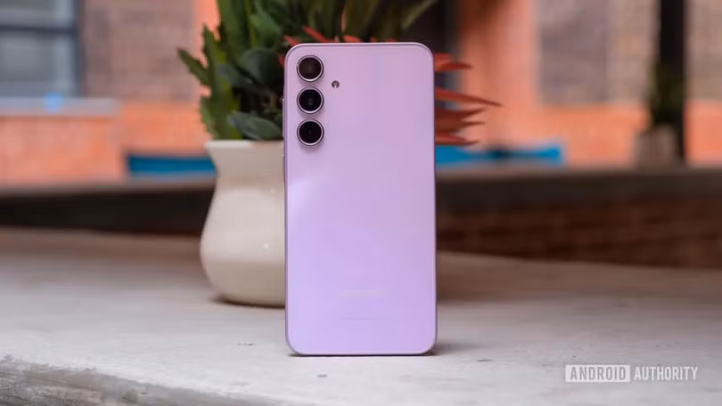 Máy giá rẻ dùng không tốt. Smartphone Android giá rẻ thường bị xem là kém chất lượng. Theo Android Authority, quan niệm trên gần như không còn chính xác trong bối cảnh hiện nay. Tuy thông số kỹ thuật có thể kém một số model đắt tiền, những thiết bị giá rẻ vẫn đáp ứng hầu hết nhu cầu cơ bản. Ngoài các công nghệ như 5G, camera độ phân giải cao hay màn hình 120 Hz, tình trạng giật lag trên các máy giá rẻ cũng giảm đáng kể so với trước đây. Ảnh: Android Authority.