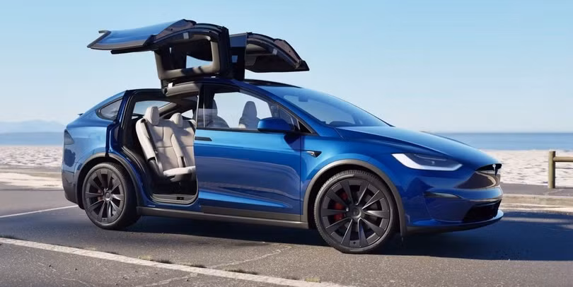 Dù đã giảm thuế nhập khẩu, giá bán của Model X nếu về Việt Nam vẫn có thể khoảng 5 tỷ đồng. Ảnh: Car and Driver.