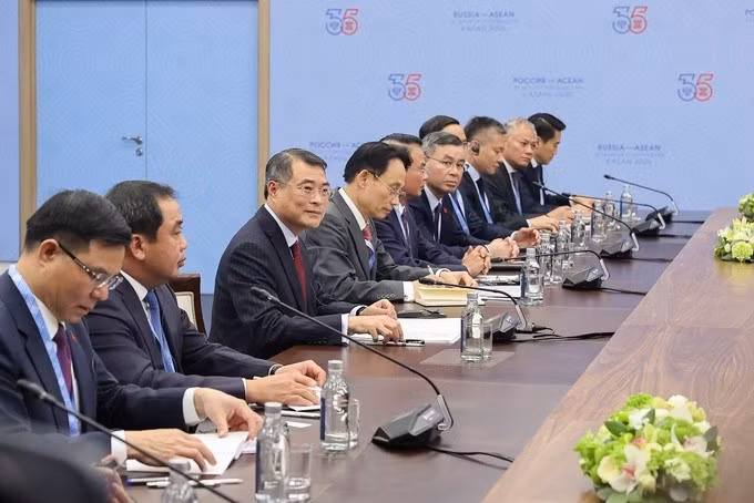 Thủ tướng Lê Minh Hưng hội kiến với Tổng thống Nga Vladimir Putin ngày 18/6. Ảnh: Báo Chính phủ