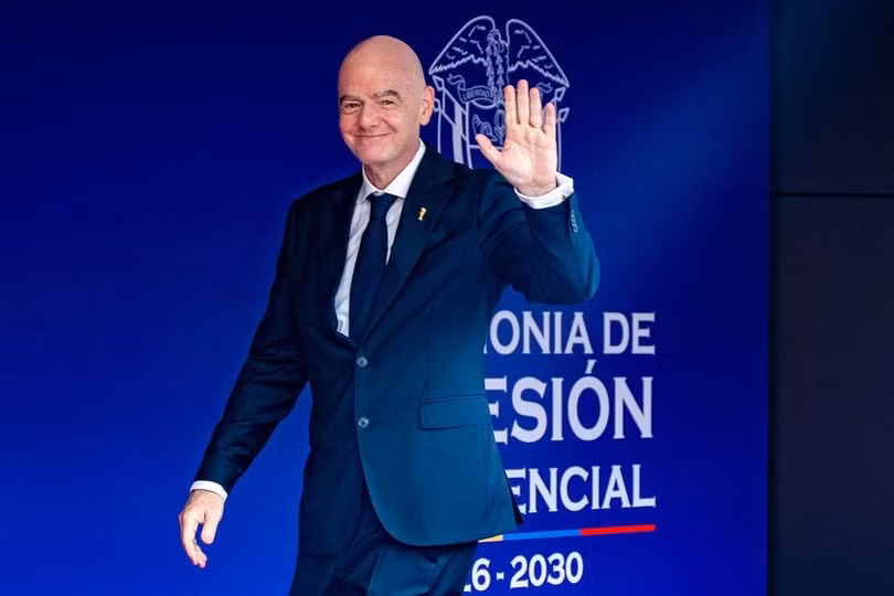 Chủ tịch FIFA Gianni Infantino vẫy tay khi đến dự lễ nhậm chức của Tổng thống Colombia Abelardo de la Espriella tại Cali, Colombia, ngày 7/8/2026. Ảnh: AFP