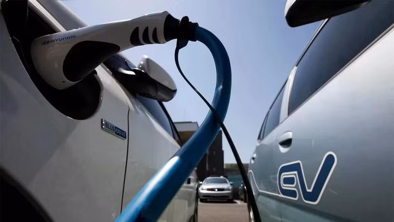 Xe điện được chứng minh giúp giảm ô nhiễm không khí. Ảnh: Bloomberg.